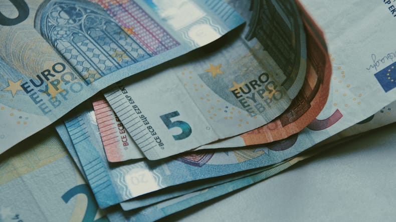 Slovenci zaslužimo več, kot naj bi potrebovali za srečo? Podatek, ki preseneča