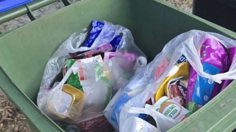 Na pokopališču v Pomurju odlagajo odpadke, ki tja ne sodijo