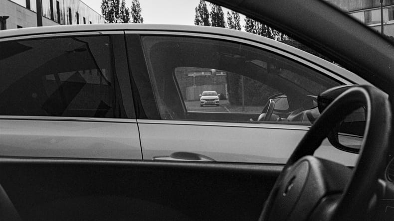 Saj ni res, pa je! Otroka skoraj uro pustila zaklenjenega v avtomobilu in odšla po nakupih