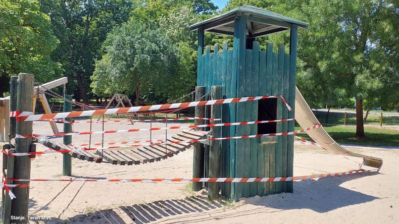 Otroci ostali brez priljubljenega igrala: kaj se bo zgodilo z igriščem v mestnem parku?