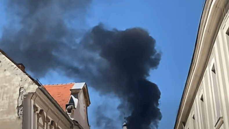 VIDEO: Tik čez mejo odjeknila eksplozija, mesto prekril gost črn dim