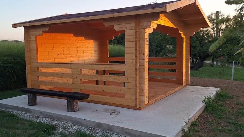 Dobrodelni koncert obrodil sadove: Na Španovi kmetiji zgradili novo učilnico na prostem