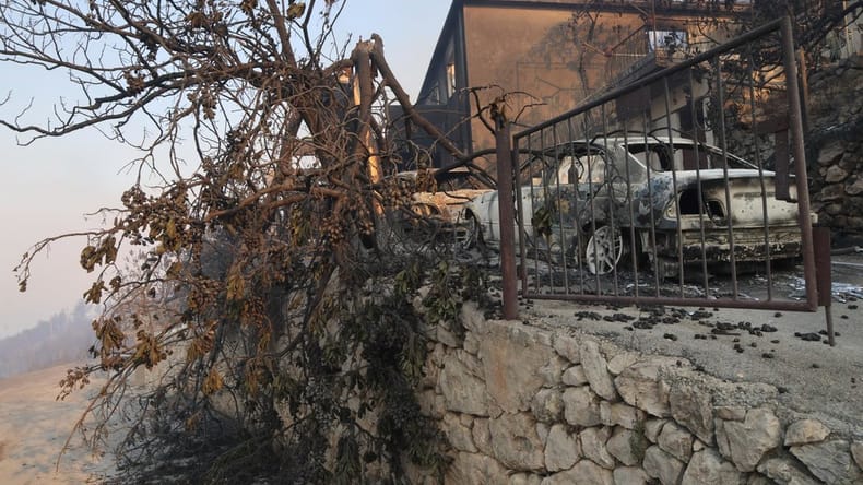 Tragedija pri Omišu: v požaru umrla ena oseba, sedem poškodovanih se bori za življenje