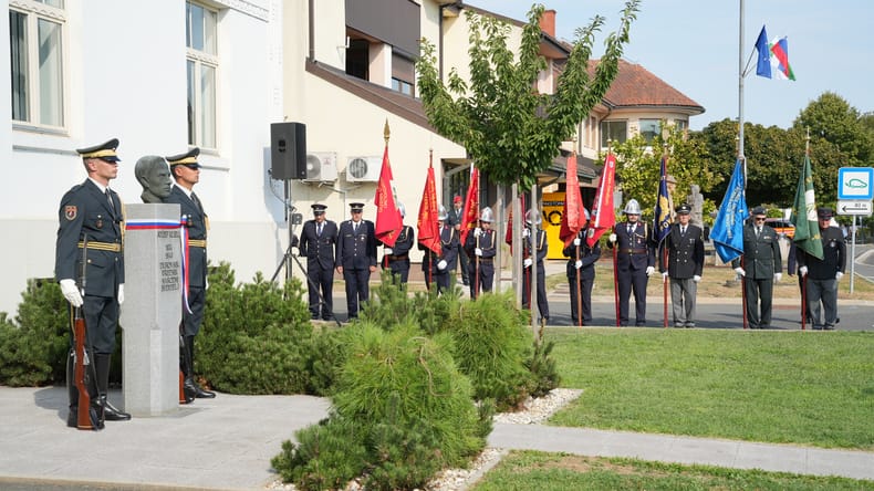 FOTO in VIDEO: V Črenšovcih položili venec pri spomeniku Jožefu Kleklu starejšemu