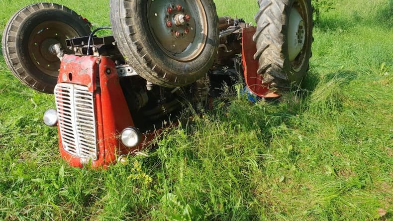 Traktor v Prlekiji zdrsnil po pobočju in se prevrnil