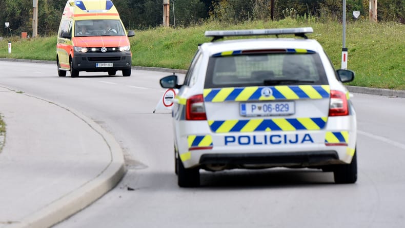 Huda nesreča na Goričkem, gasilci reševali ukleščeno osebo, dva poškodovana v bolnišnico
