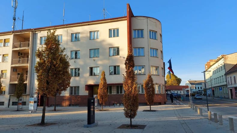 Na upravne enote tudi po službi? Ob torkih in sredah bi delale dlje