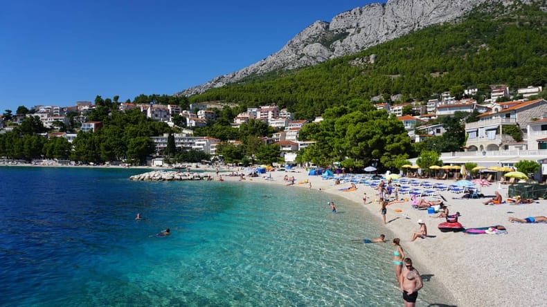 FOTO: Pozabite na ležalnike, turisti na tej plaži počivajo kar v samokolnicah