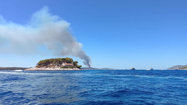 Požar na Peklenskih otokih pri Hvaru: Na teren odšlo 20 gasilcev, prihaja tudi protipožarno letalo