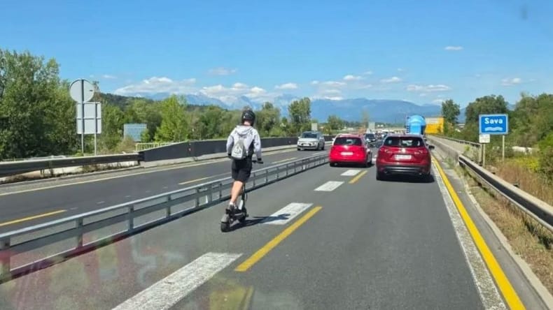 Neverjeten prizor s štajerske avtoceste: Moški z e-skirojem med avtomobili