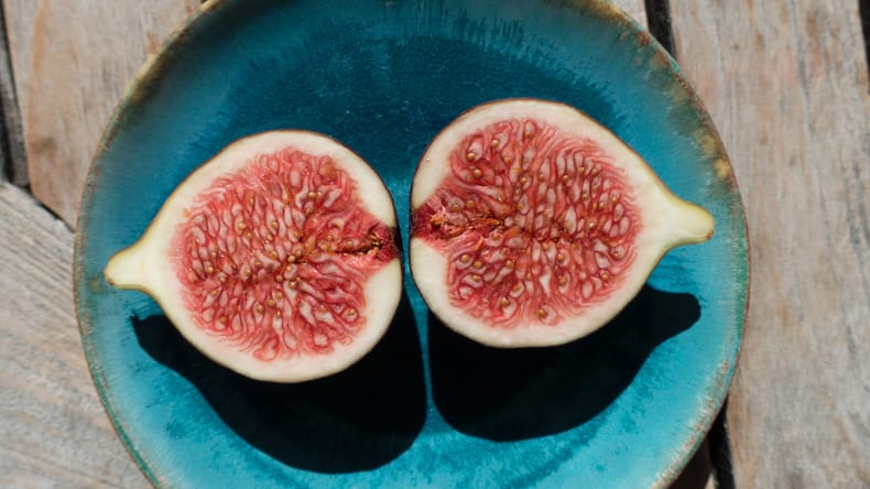 VIDEO: Zakaj nas med nabiranjem fig srbi koža in če jih pojemo preveč pa celo peče po ustih?