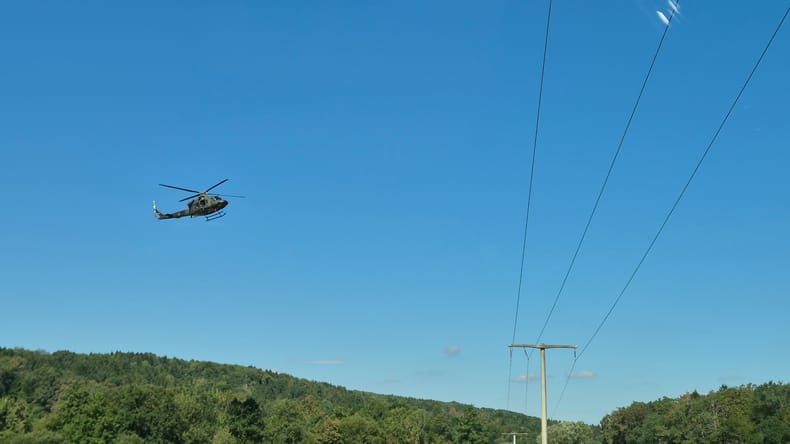 FOTO in VIDEO: Traktorju na Goričkem odtrgalo kolo, poškodovano osebo odpeljal helikopter Slovenske vojske