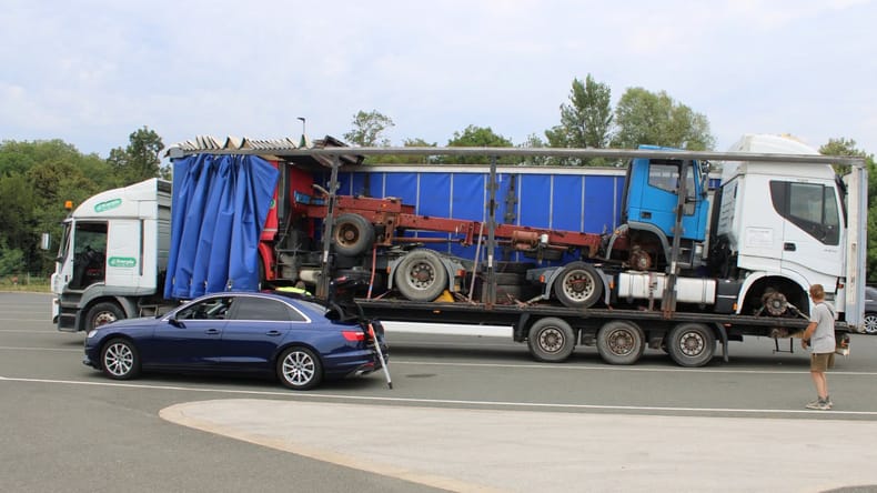Tri tovorna vozila niso bila ustrezno pritrjena, vseh šest pnevmatik dotrajanih, sledila visoka globa