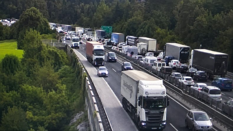 V prometni nesreči na avtocesti trije mrtvi, še dva poškodovana