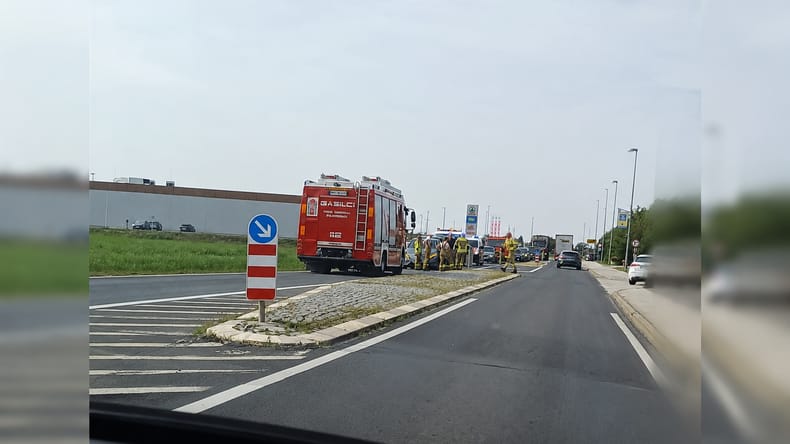 Počilo v bližini bencinskega servisa, na terenu gasilci in policija