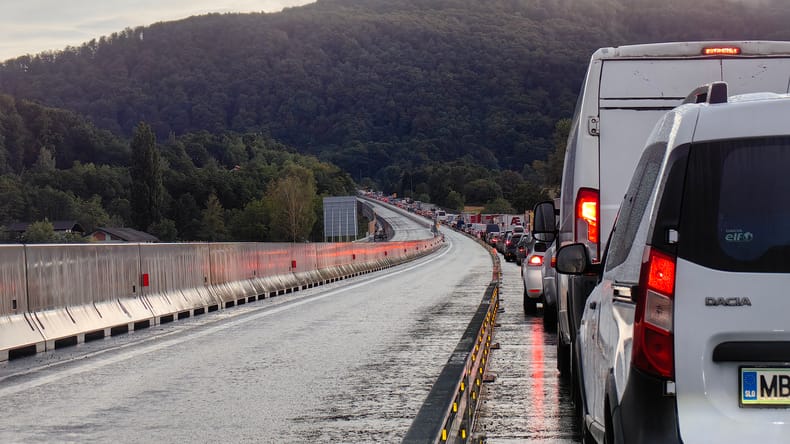 Vozniki, potrpežljivo! Kolone nastajajo na več slovenskih avtocestah