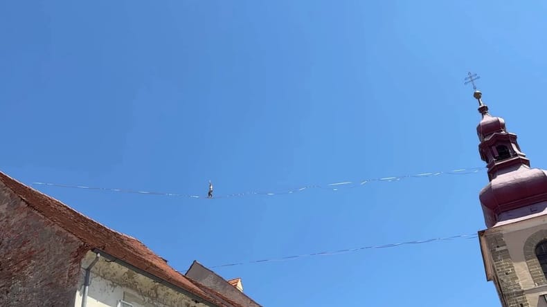 FOTO in VIDEO: Človek v zraku nad mestom? Ni fotomontaža in ni umetna inteligenca, to se res dogaja na Ptuju
