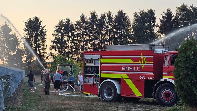 Gasilci priskočili na pomoč: Z zračenjem vode preprečevali pogin rib