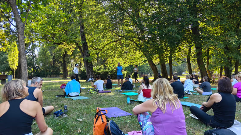 FOTO: Nedeljsko jutro v soboškem mestnem parku namenili jogi, pilatesu in sprostitvi