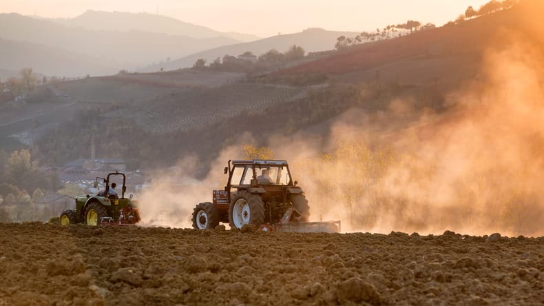Tragično: Prevrnjen traktor terjal življenje voznika