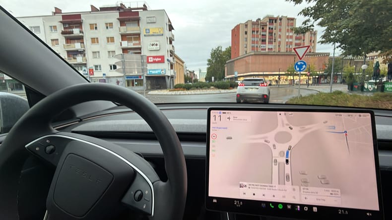 FOTO in VIDEO: Samovozeča Tesla prvič po soboških ulicah