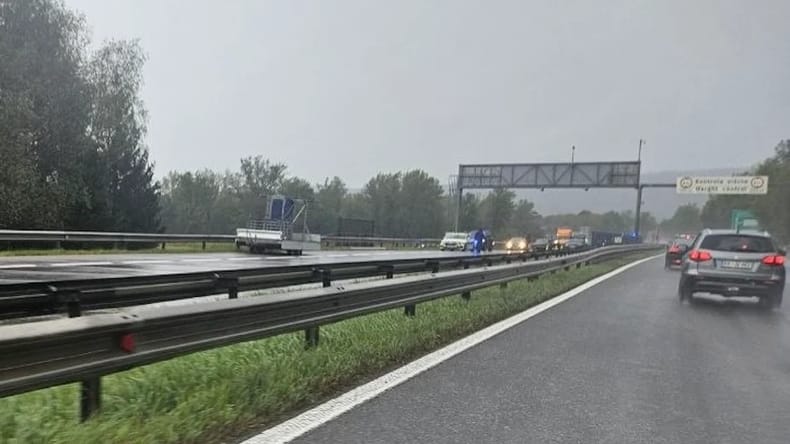 Streljanje na gorenjski avtocesti dobiva nove razsežnosti: Policista čaka operacija, v ukradenem vozilu naj bi bile tudi puške