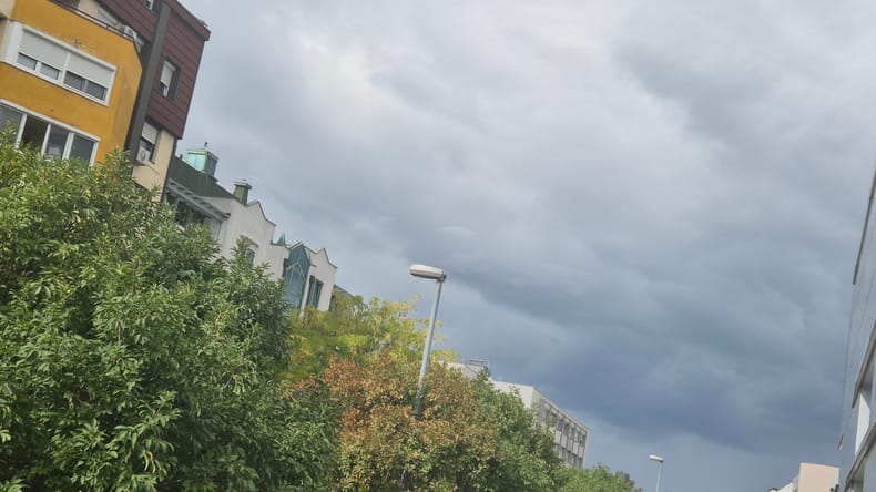Vijolični alarm za Pomurje, nevihtni oblaki prinašajo točo
