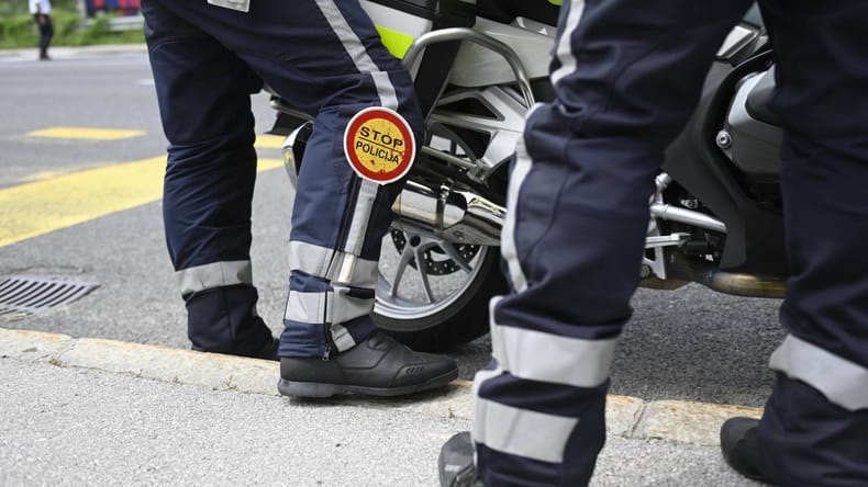 Voznica izsilila prednost motoristu, njegova sopotnica se je huje poškodovala