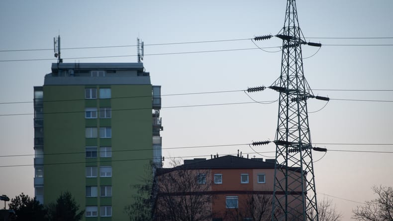 Delavec v Pomurju zaradi električnega toka utrpel poškodbe