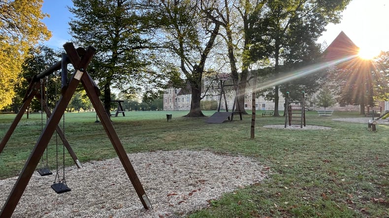 FOTO: Otroška igrala pri rakičanskem dvorcu dobila novo podobo