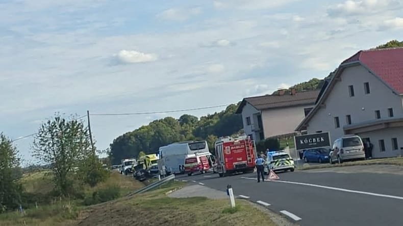 V Pomurju trčila dva avtomobila in avtobus, posredovali policisti, gasilci in reševalci