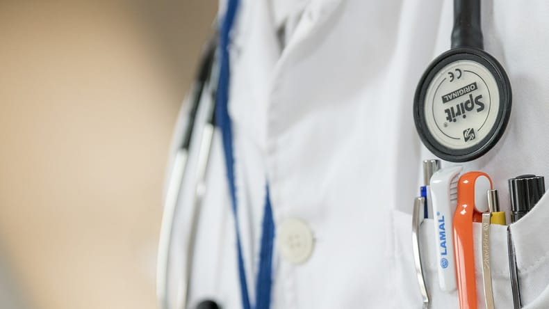 Začelo se je s srbenjem očesa, sledil je strah pred izgubo vida: Za vsem je stal virus