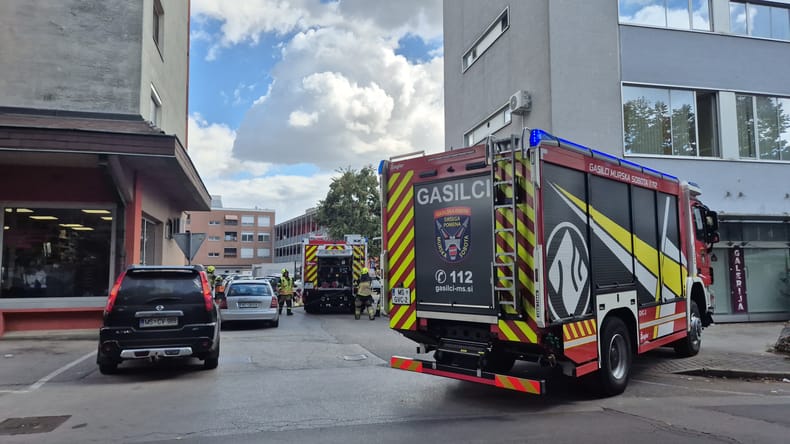 V Murski Soboti prijavljeno sproščanje nevarnih plinov, gasilci vstopili v stanovanje