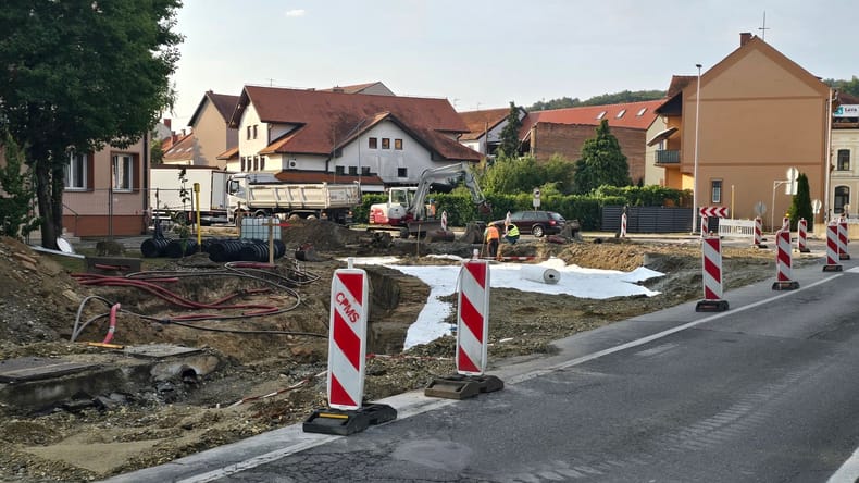 Gradnja krožišča povzroča zastoje, težave tudi pri zdravstvenem domu