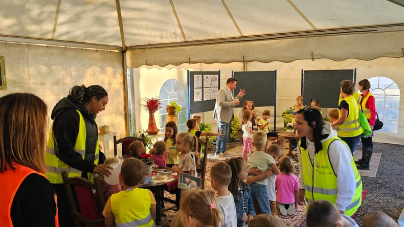 FOTO: Pred občino v Beltincih ni bilo avtomobilov, poglejte, kaj je zasedlo parkirišče