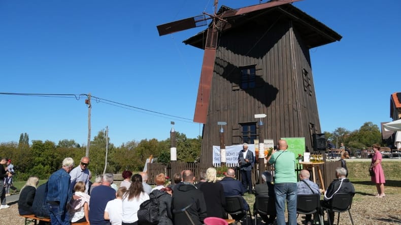 FOTO in VIDEO: Na Stari Gori praznovali 30 let edinega mlina na veter v Sloveniji
