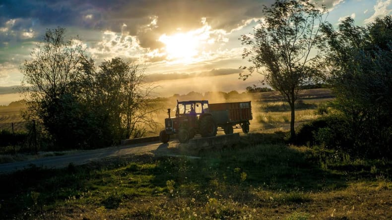 Tragična nesreča na Štajerskem: Prevrnil se je traktor, traktorist umrl