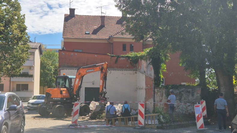 FOTO in VIDEO: V Murski Soboti začeli odstranjevati zapuščen objekt