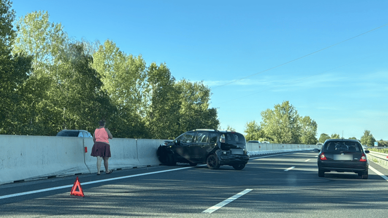 FOTO in VIDEO: Prometna nesreča na pomurski avtocesti, avtomobil pristal v ograji