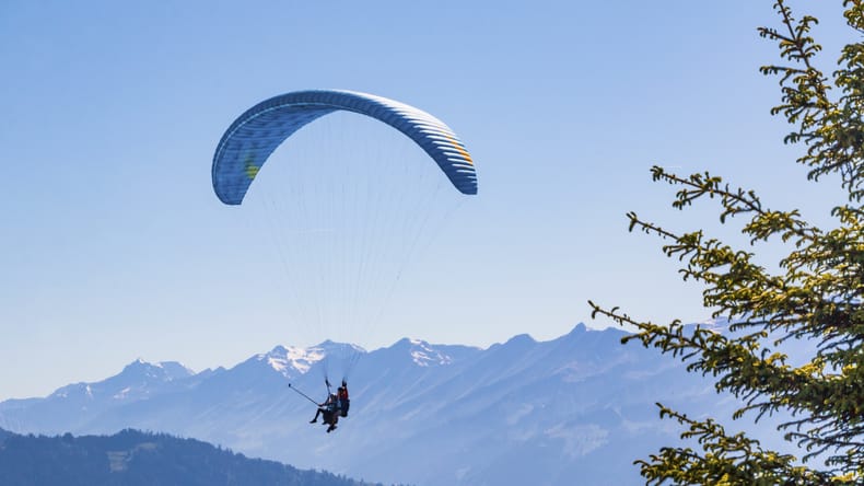 Tragedija v Bohinju, jadralni padalec po strmoglavljenju umrl