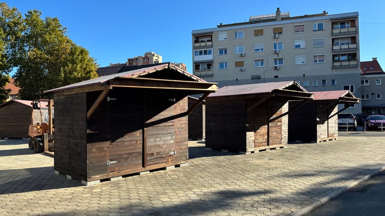 FOTO in VIDEO: Kovinskih stojnic ni več, poglejte, kaj zdaj postavljajo na soboški tržnici