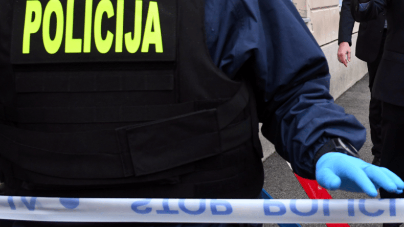 Tragedija v Pomurju, oče naj bi povozil otroka