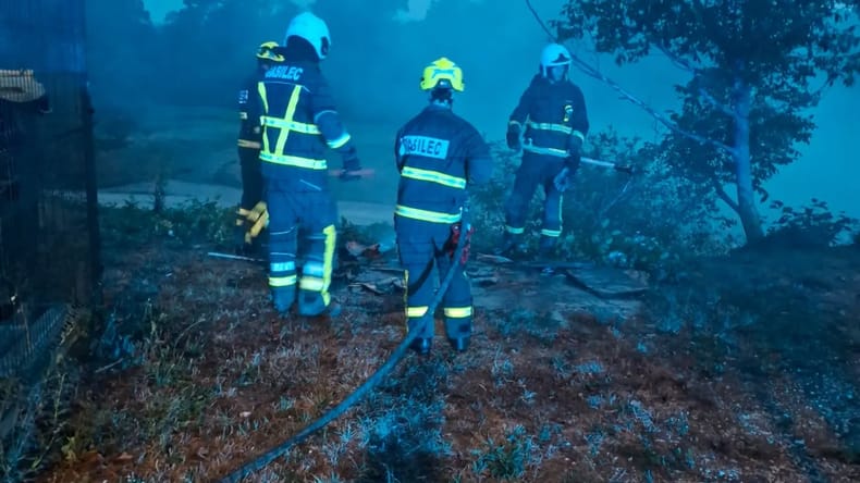 Strela zanetila požara, voda zalila podvoza v Ljubljani