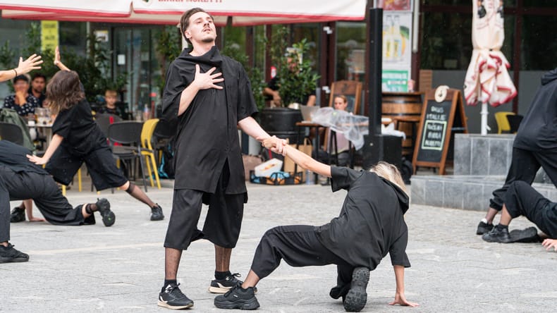 FOTO in VIDEO: Plesni spektakel na Slovenski ulici odprl festival Front@