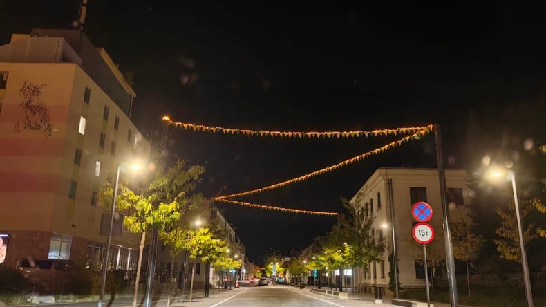 Ste jih opazili? Pisane zastavice nad Slovensko ulico niso le ostanek festivala