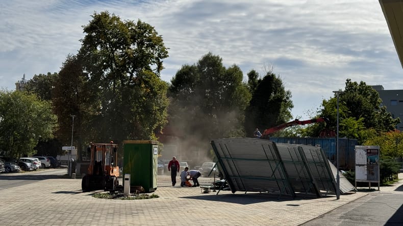 FOTO: Kovinske stojnice na soboški tržnici dokončno odhajajo