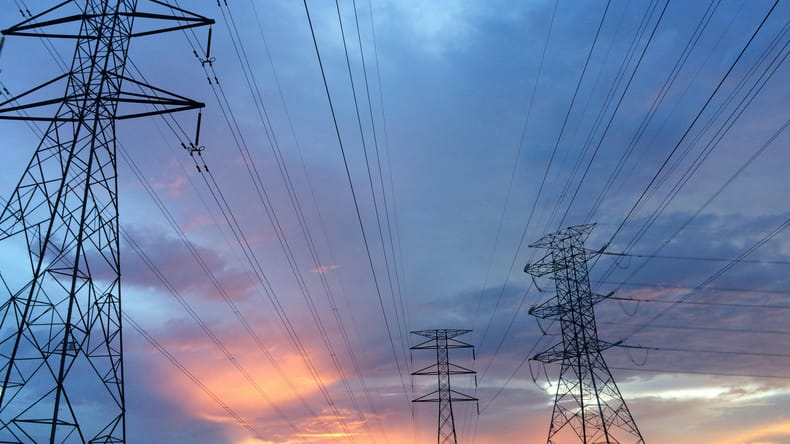 Elektro Maribor bo ponoči izklopil daljnovod, del Pomurja brez elektrike
