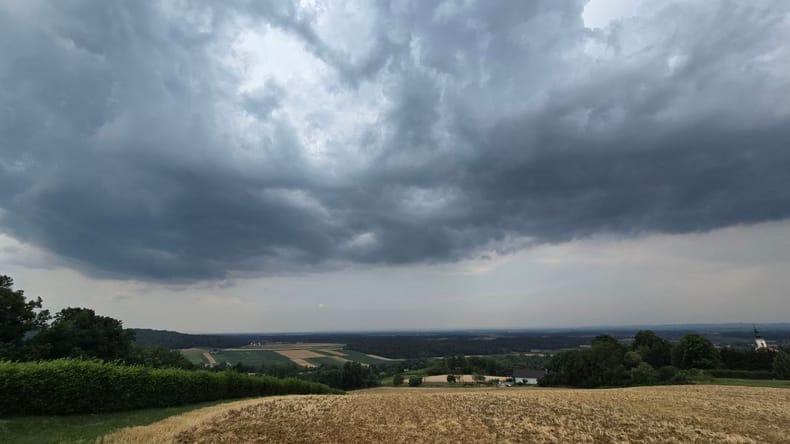 Začelo se je! Velika verjetnost toče v Pomurju, gori vijolični alarm