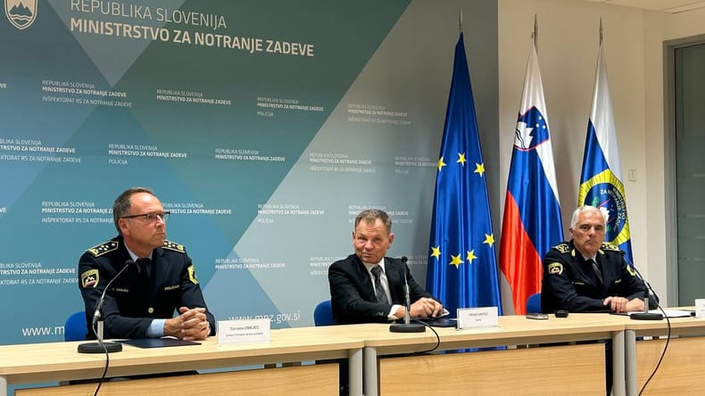 Napad na policista pri Šmartnem: 21-letnik mu odvzel službeno orožje, ga ustrelil in pobegnil, iskali so ga tudi s helikopterjem