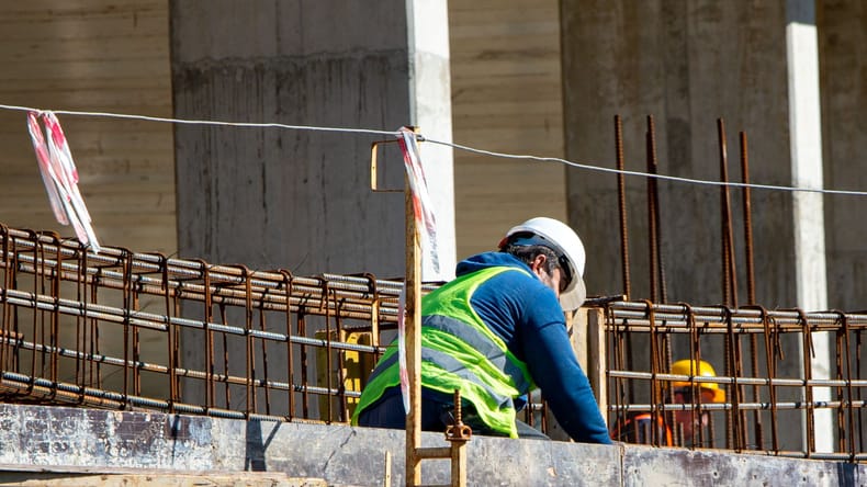 Delavec v Petanjcih padel z višine treh metrov in se huje poškodoval